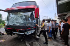 Bus Pariwisata Terobos Lampu Merah, Pasutri di Blitar Tewas Tertabrak