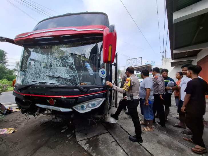 Bus Pariwisata Terobos Lampu Merah, Pasutri di Blitar Tewas Tertabrak