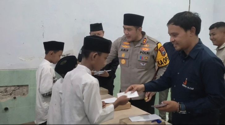 IJTI Korda Blitar Gandeng Polres Blitar Santuni Puluhan Anak Yatim