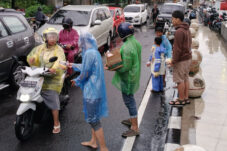 Pesepeda Blitar Raya Bagikan 800 Takjil ke Pengguna Jalan Raya