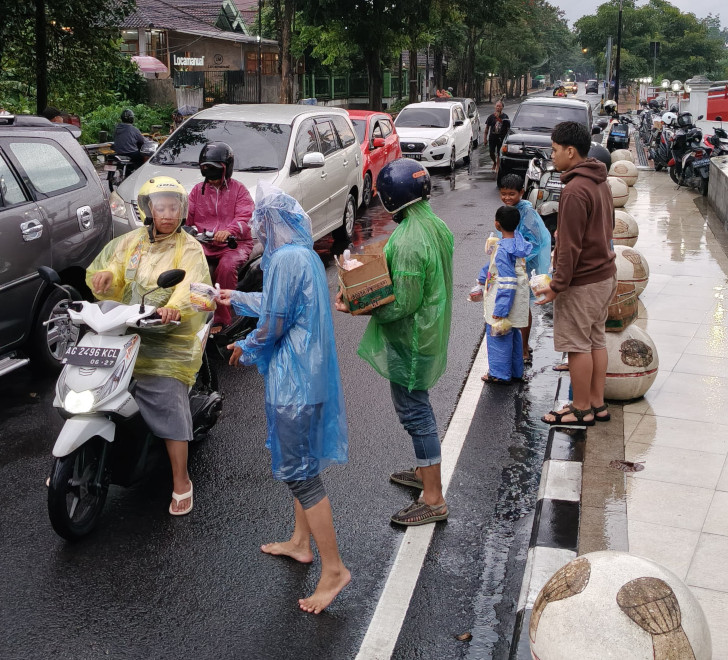 Pesepeda Blitar Raya Bagikan 800 Takjil ke Pengguna Jalan Raya