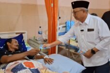 Bupati Blitar Rijanto saat menjenguk pasien lansia yang dirawat di Puskesmas Boro, Selorejo akibat keracunan. (Novianto/tagarjatim.id)