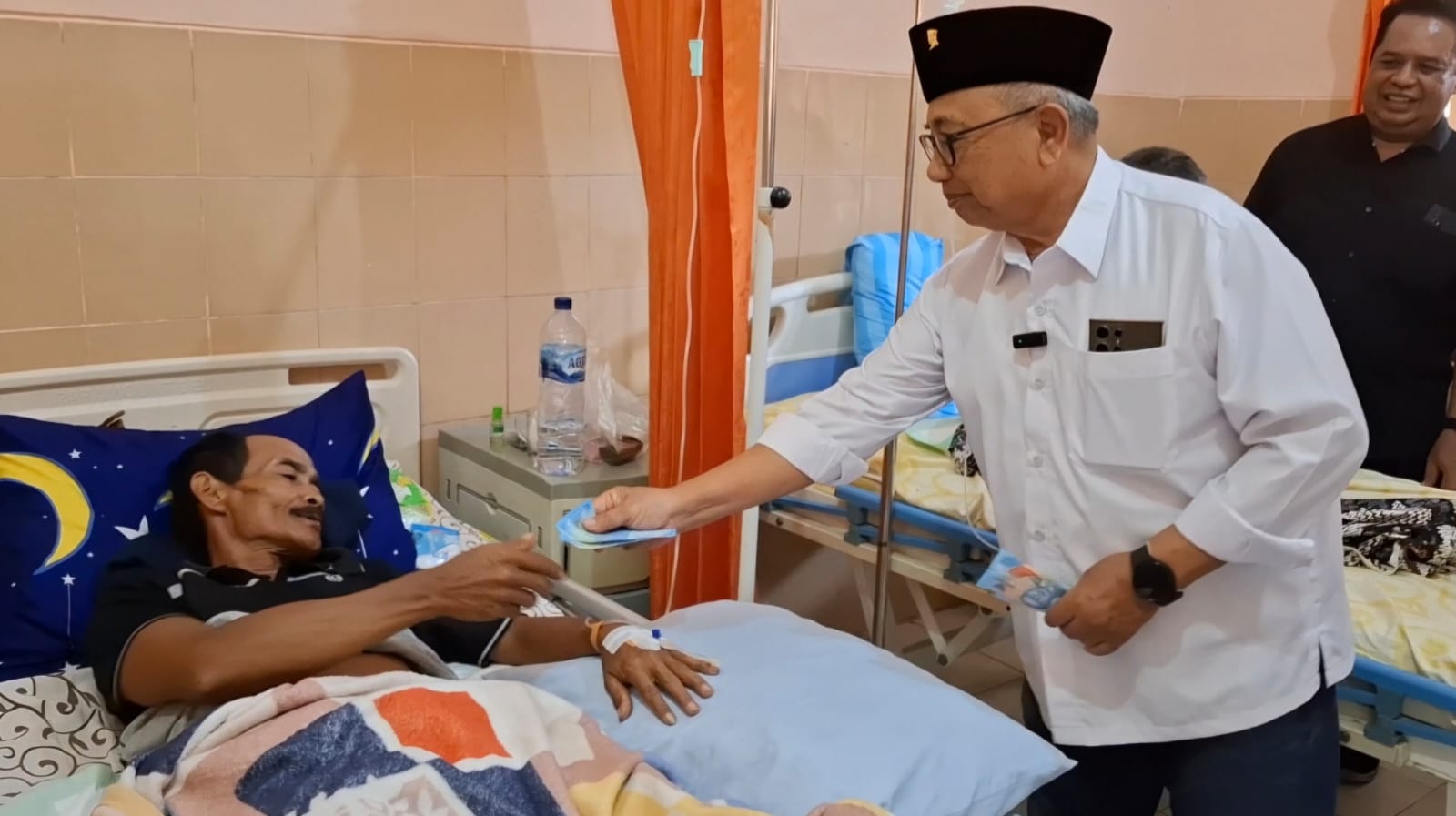 Bupati Blitar Gratiskan Seluruh Biaya Perawatan Korban Keracunan 8 Bupati Blitar Rijanto saat menjenguk pasien lansia yang dirawat di Puskesmas Boro, Selorejo akibat keracunan. (Novianto/tagarjatim.id)