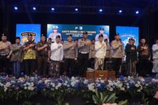 Gus Iqdam Ajak Para Santri Tertib Lalu Lintas Agar Aman dan Selamat 5 Gus Iqdam usai memberikan tauziah kepada santri, bersama Dirlantas Polda Jatim Kombes Iwan Saktiadi, Kapolres Blitar AKBP Arif Fazlurrahman dan pejabat utama polres blitar swrta jajaran samping. (dok Polres Blitar untuk tagarjatim.id)