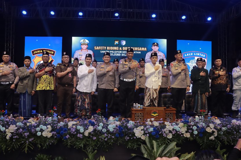 Gus Iqdam usai memberikan tauziah kepada santri, bersama Dirlantas Polda Jatim Kombes Iwan Saktiadi, Kapolres Blitar AKBP Arif Fazlurrahman dan pejabat utama polres blitar swrta jajaran samping. (dok Polres Blitar untuk tagarjatim.id)