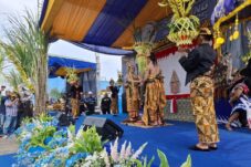 Manten Tebu, Tandai Awal Musim Giling PG RMI Blitar Dengan Target 1,4 Juta Ton 4 Tradisi temu manten tebu, dua tebu laki dan perempuan, dipertemukan di layaknya pengantin sungguhan sebagai pertanda dimulainya musim giling di PG RMI Blitar tahun ini (Novianto, tagarjatim.id)