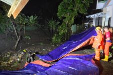 Salah satu titik jalan ambles dan longsor akibat tergerus banjir, di Perumahan Puri Kenari Asri Kota Blitar, ancam rumah warga. (Foto: Novianto/tagarjatim.id)