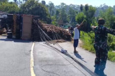 Truk Tebu Terguling Tutup Jalur Nasional Blitar Malang