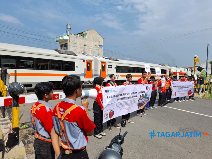 Peringati Harkitnas, KAI Daop 7 Sosialisasi Keselamatan di Perlintasan Sebidang 5 Peringati Harkitnas, KAI Daop 7 Sosialisasi Keselamatan di Perlintasan Sebidang