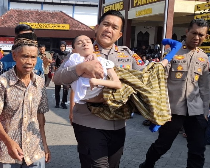 Haru, Kapolres Blitar Gendong Disabilitas Peserta Khitan Masal Peringati Hari Bhayangkara ke 79 1 6cfa5973 cbee 40ef 9b78 11a2343da9be