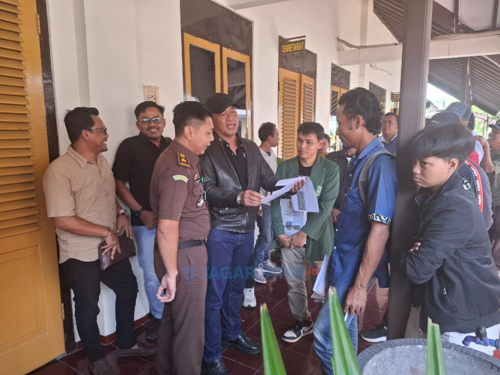 Lagi, Warga Laporkan Dugaan Korupsi PJU Kabupaten Blitar Senilai Rp 2 Miliar Lebih ke Kejari 10 Lagi, Warga Laporkan Dugaan Korupsi PJU Kabupaten Blitar Senilai Rp 2 Miliar Lebih ke Kejari