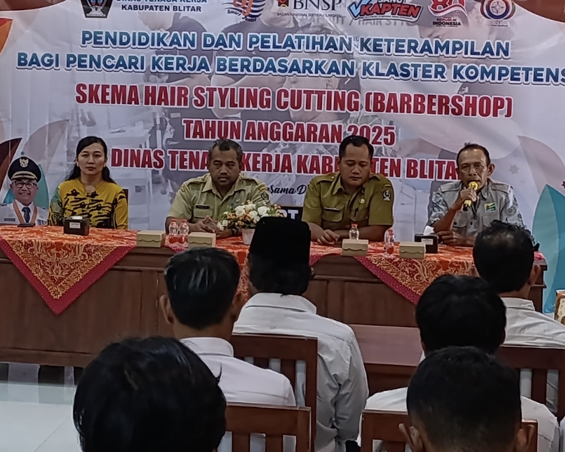 Pembukaan pelatihan keterampilan kompetensi barbershop atau potong rambut untuk para pencari kerja yang digelar Disnaker Kabupaten Blitar ( Novianto/ tagarjatim.id)