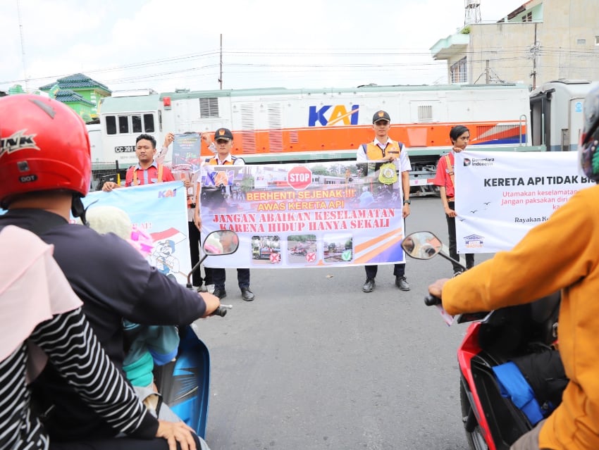 Peringati HUT RI, KAI Daop 7 pasang 80 Spanduk Himbauan Keselamatan