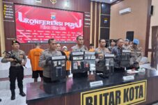 Lima tersangka yang diringkus Satreskoba Polres Blitar Kota saat dihadirkan dalam rilis di Mapolres setempat (Novianto, tagarjatim.id)