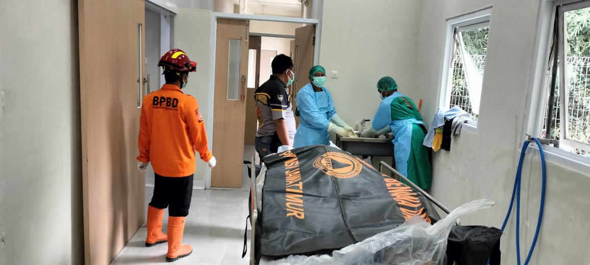 Jenasah pemancing asal Kalitengah Panggungrejo, dievakuasi oleh tim gabungan polsek panggungrejo, BPBD dan warga (Novianto, tagarjatim.id)