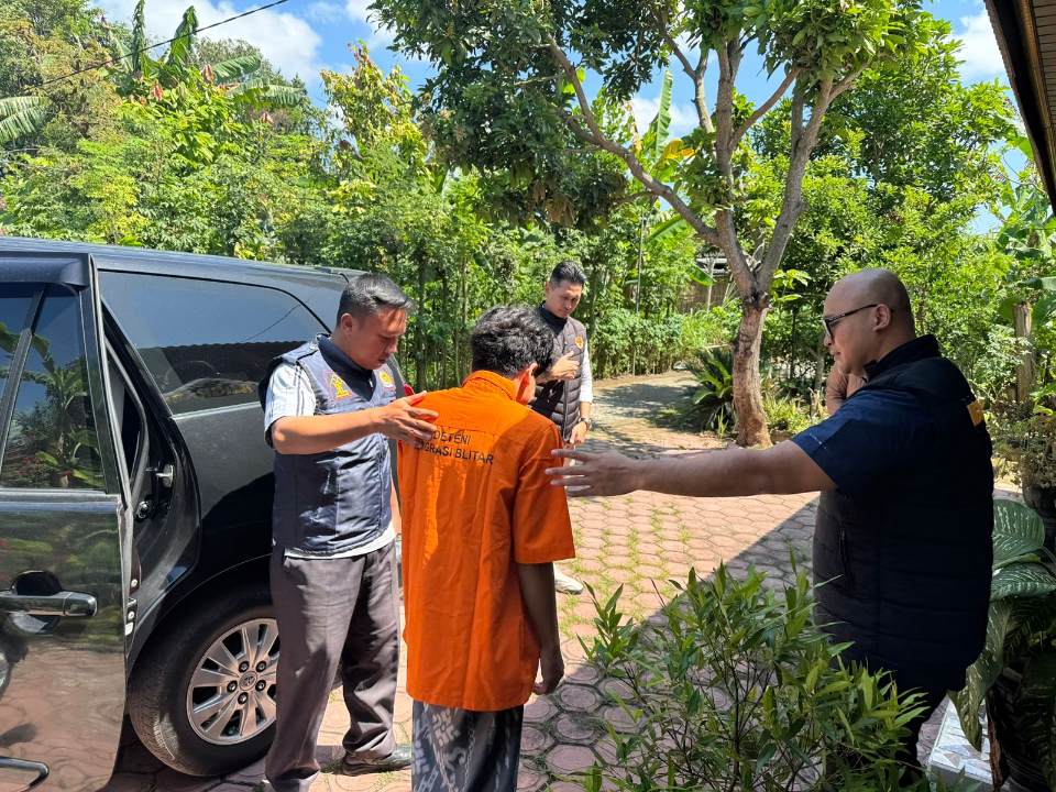 Petugas Imigrasi Blitar mengamankan WN Malaysia yang menyalahi izin tinggal ata tidak memiliki kelengkapan dokumen keimigrasian. (dok. Humas Imigrasi Blitar untuk tagarjatim.id)