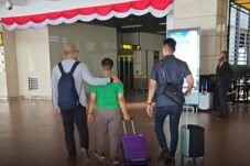 WNA Malaysia dikawal petugas Imigrasi Blitar menuju bandara untuk proses deportasi ke negara asal (dok. Humas Imigrasi Blitar untuk tagarjatim.id)