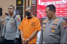 Tersangka penganiayaan hingga menyebabkan kekasih gelapnya tewas saat dihadirkan dalam rilis (Novianto, tagarjatim.id)