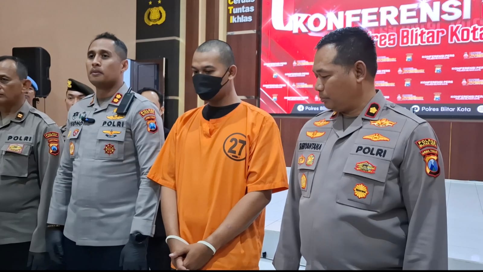 Tersangka penganiayaan hingga menyebabkan kekasih gelapnya tewas saat dihadirkan dalam rilis (Novianto, tagarjatim.id)