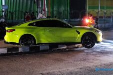 Sedan Mewah BMW di Blitar Hantam Pembatas Jalan, Pemilik Belum Diketahui