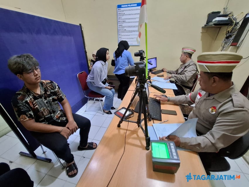 Sambut HUT RI ke 80, Petugas SIM dan Samsat Blitar Kota Berpakaian Pejuang