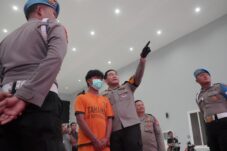 41 Remaja Ditangkap, Polres Blitar Buru Pelaku Lainnya Sampai Lubang Semut 8 Polisi hadirkan 1 tsk dari 41 pelaku yang ditangkap, saat rilis di Mapolres Blitar beserta bb (Novianto, tagarjatim.id)