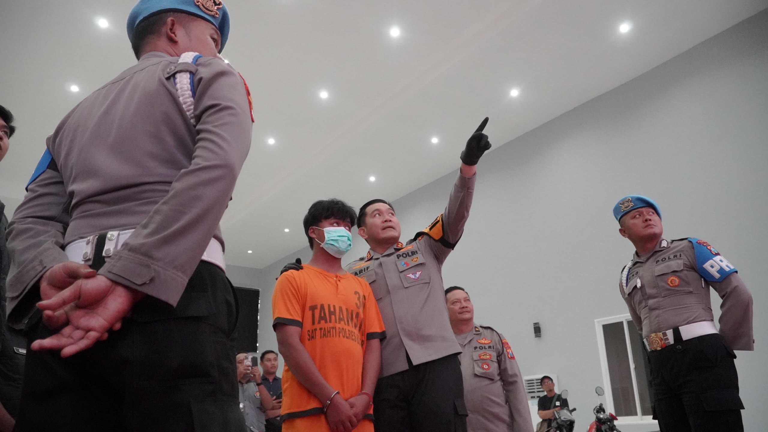 Polisi hadirkan 1 tsk dari 41 pelaku yang ditangkap, saat rilis di Mapolres Blitar beserta bb (Novianto, tagarjatim.id)