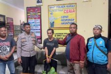 ODGJ Pelaku Bacok Anak di Blitar, Diamankan di Magetan 10 Ali Muchroji ODGJ pelaku pembacokan terhadap anak di Srengat, saat diamankan petugas kepolisian di Magetan (dok. Humas Polres Blitar Kota untuk tagarjatim.id)