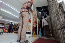 Pencuri Modus Bobol Plafon Swalayan, Gasak Rokok dan HP Disekitar MBK Blitar 4 IMG 20251108 WA0036