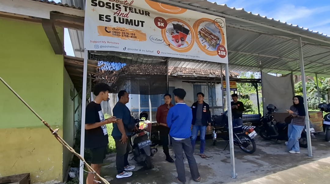 Polisi memeriksa korban dan olah tkp pencurian gerobak kontainer yang terekam kamera pengawas atau cctv di simpang empat Kandangan, Srengat, Blitar. (Novianto, tagarjatim.id)