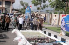 Polres Blitar Musnahkan Ribuan Botol Miras dan Puluhan Knalpot Brong Jelang Malam Tahun Baru 12 Polres Blitar Musnahkan Ribuan Botol Miras dan Puluhan Knalpot Brong Jelang Malam Tahun Baru