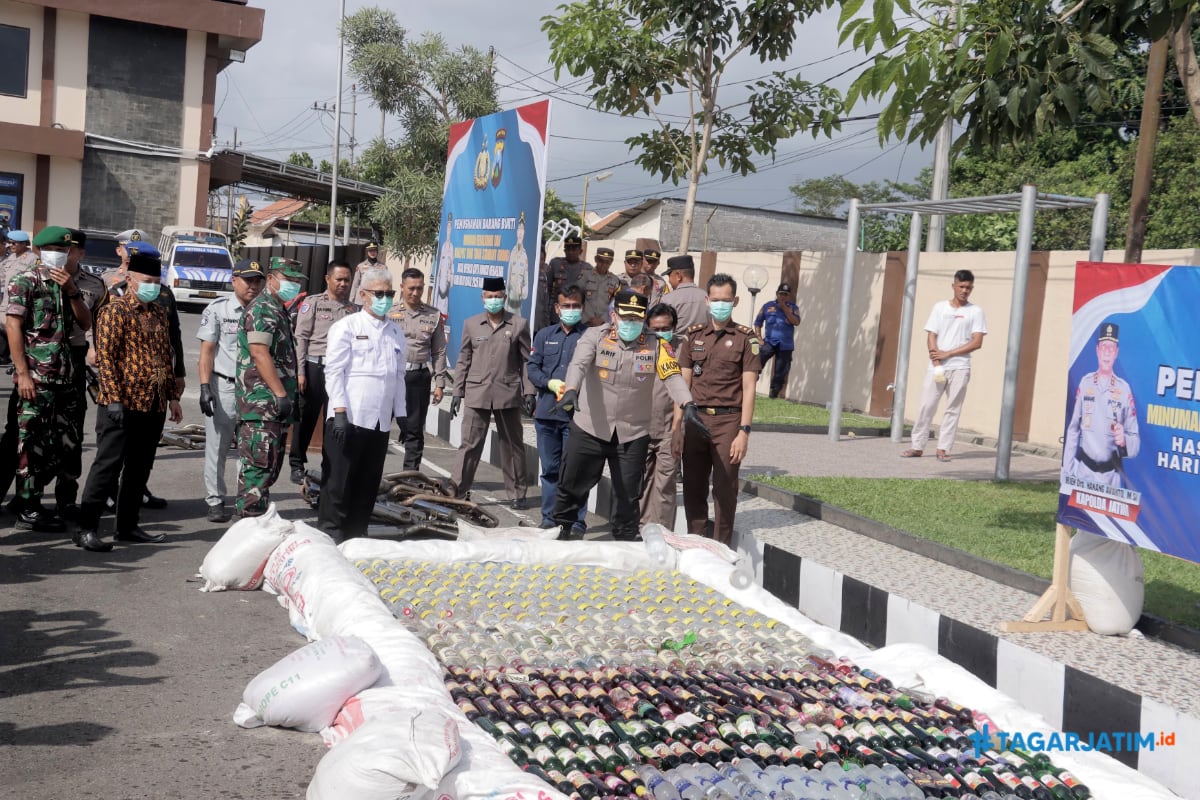 Polres Blitar Musnahkan Ribuan Botol Miras dan Puluhan Knalpot Brong Jelang Malam Tahun Baru