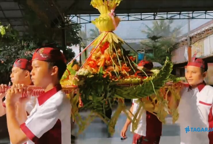 Tanpa Rebutan, Tradisi Kirab Tumpeng Ketupat Ala Kampung Coklat Blitar Lebih Khidmat