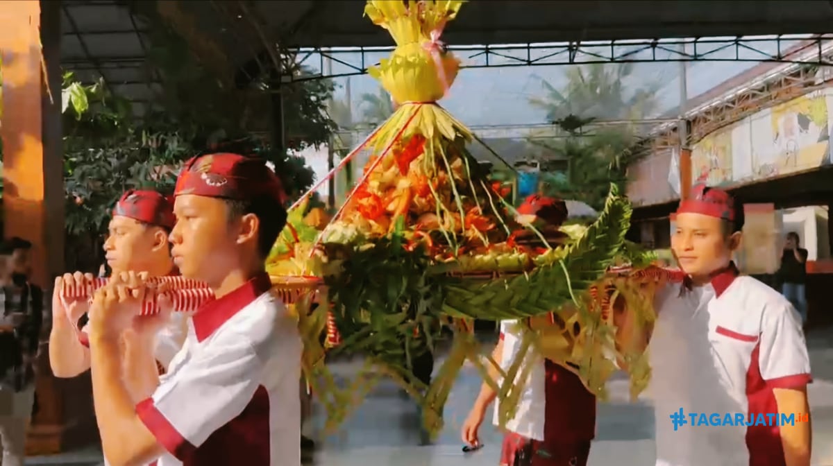 Tanpa Rebutan, Tradisi Kirab Tumpeng Ketupat Ala Kampung Coklat Blitar Lebih Khidmat