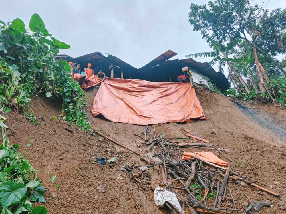 Tertimbun Longsoran Tebing, Pencari Rumput Meregang Nyawa