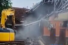 Viral, Rumah Gono Gini Di Blitar Dirobohkan Dengan Alat Berat