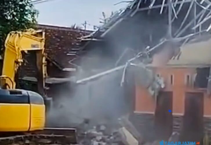 Viral, Rumah Gono Gini Di Blitar Dirobohkan Dengan Alat Berat