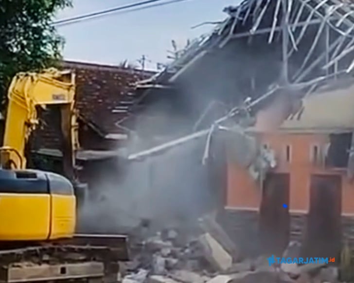 Viral, Rumah Gono Gini Di Blitar Dirobohkan Dengan Alat Berat